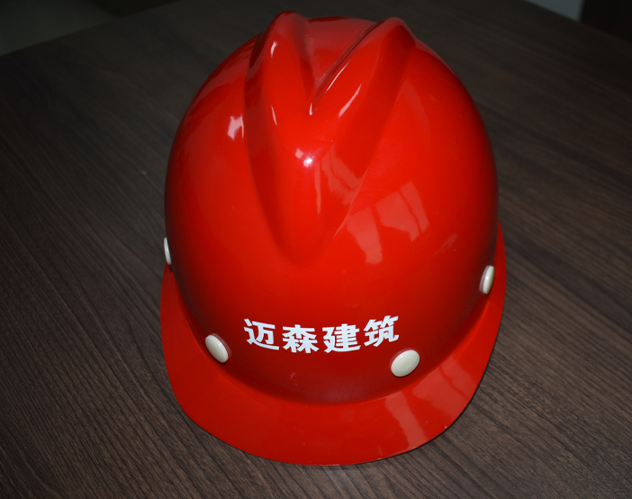 講述施工現(xiàn)場佩戴建筑安全帽注意事項(xiàng)。